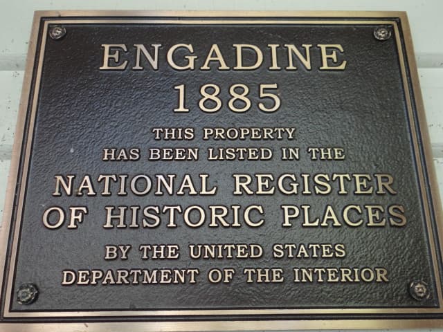 Historic marker recognizing the heritage of Engadine’s Victorian inn. Historic marker recognizing the heritage of Engadine’s Victorian inn.